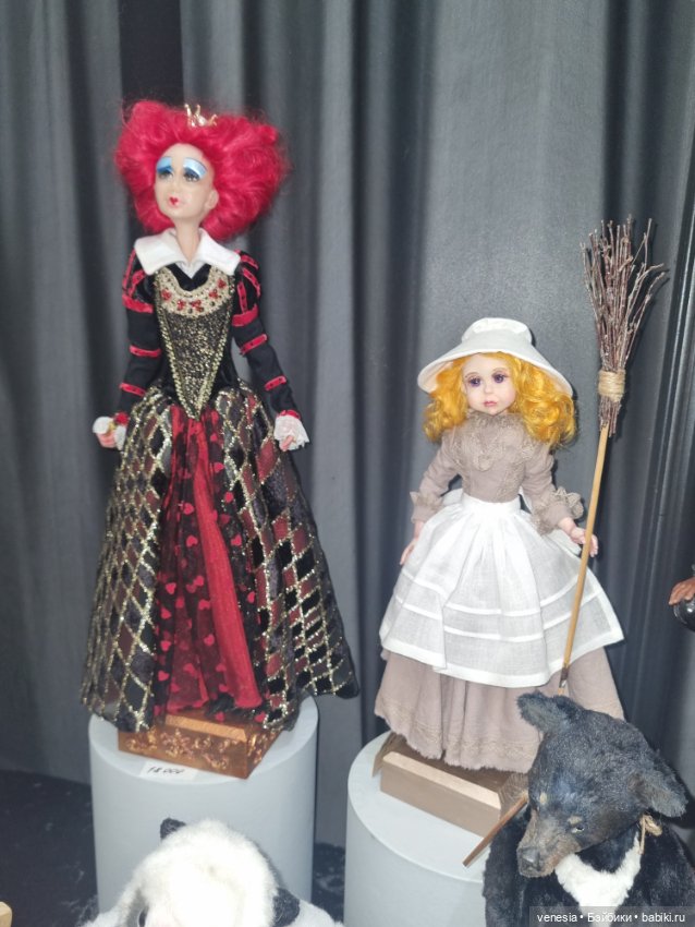 Выставка кукол и мишек. Крупный план