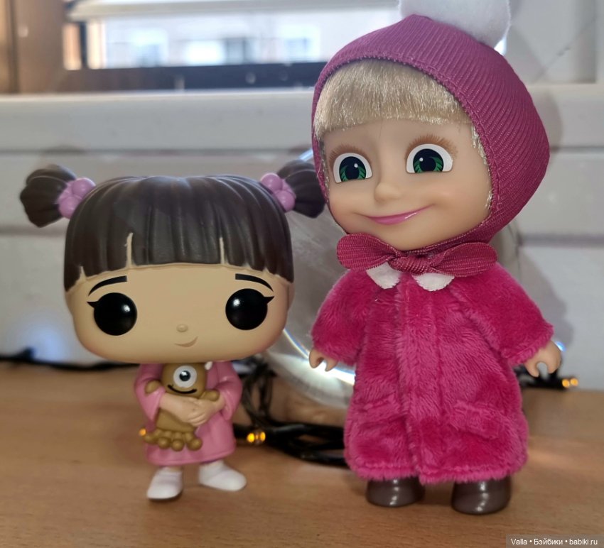 Маша смеётся и передаёт привет из Испании