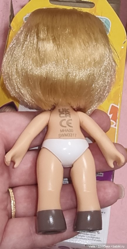 Маша смеётся и передаёт привет из Испании