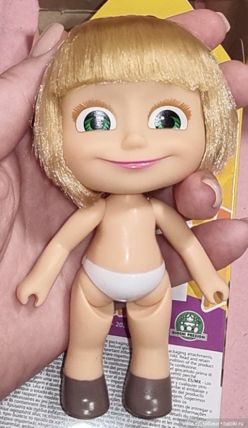 Маша смеётся и передаёт привет из Испании