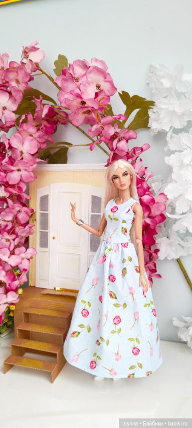 Фото рядом с новой дверью