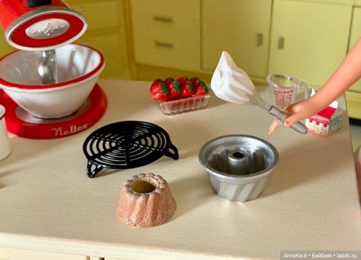 Фото подборка с аукционов с антикварной и винтажной кукольной миниатюрой