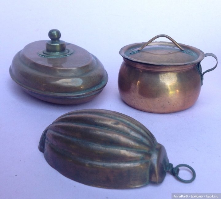 Фото подборка с аукционов с антикварной и винтажной кукольной миниатюрой, медь