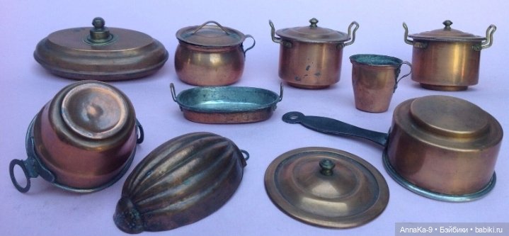 Фото подборка с аукционов с антикварной и винтажной кукольной миниатюрой, медь