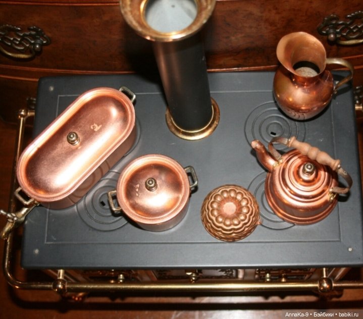 Фото подборка с аукционов с антикварной и винтажной кукольной миниатюрой, медь