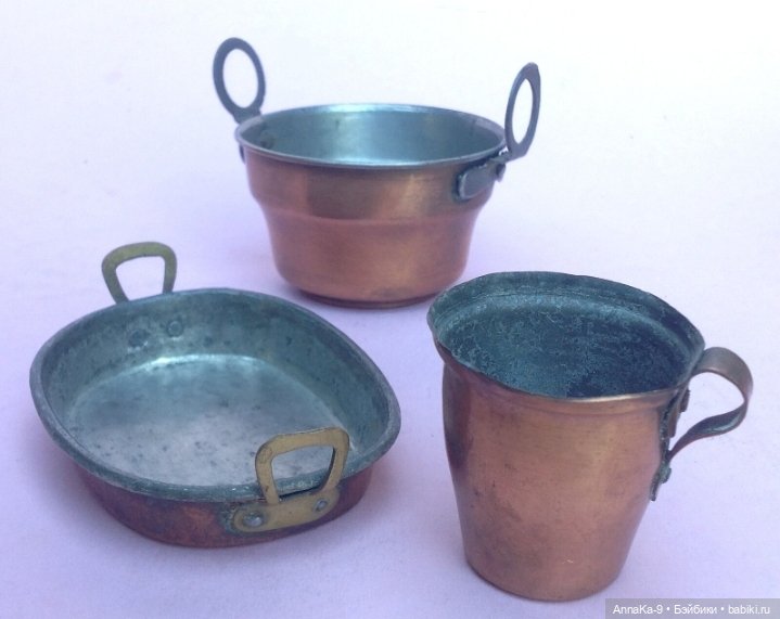 Фото подборка с аукционов с антикварной и винтажной кукольной миниатюрой, медь