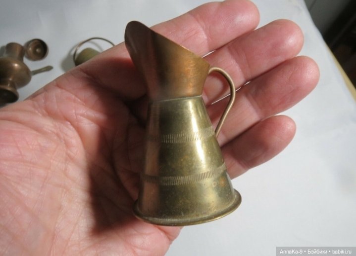 Фото подборка с аукционов с антикварной и винтажной кукольной миниатюрой, медь