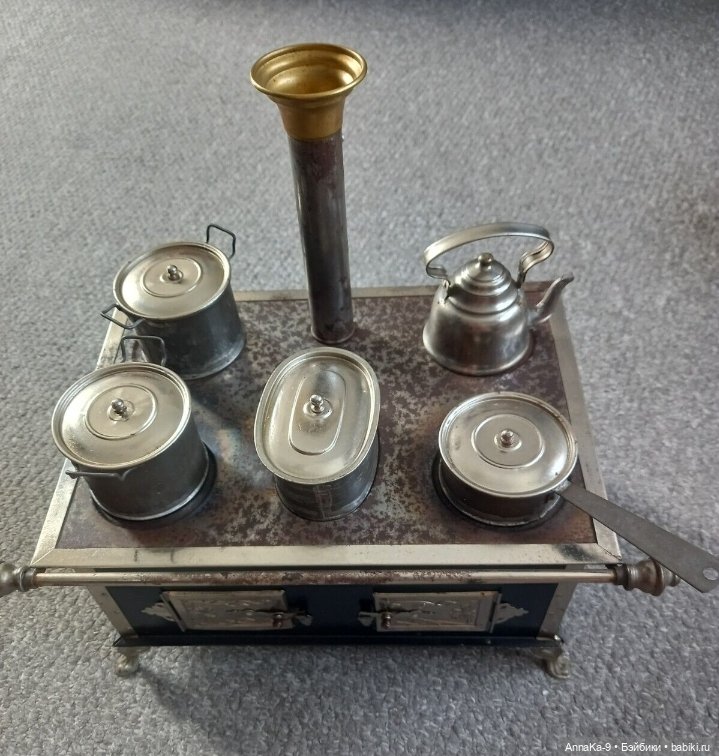 Фото подборка с аукционов с антикварной и винтажной кукольной миниатюрой, медь