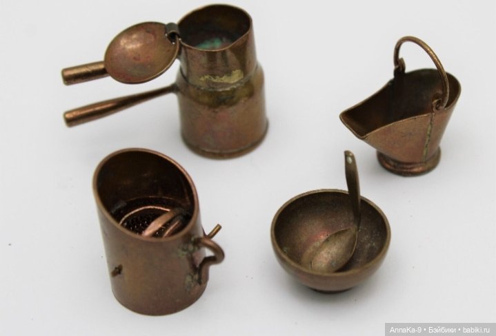 Фото подборка с аукционов с антикварной и винтажной кукольной миниатюрой, медь