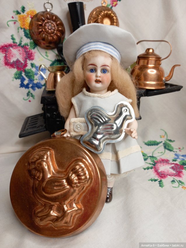 Фото подборка с аукционов с антикварной и винтажной кукольной миниатюрой, медь