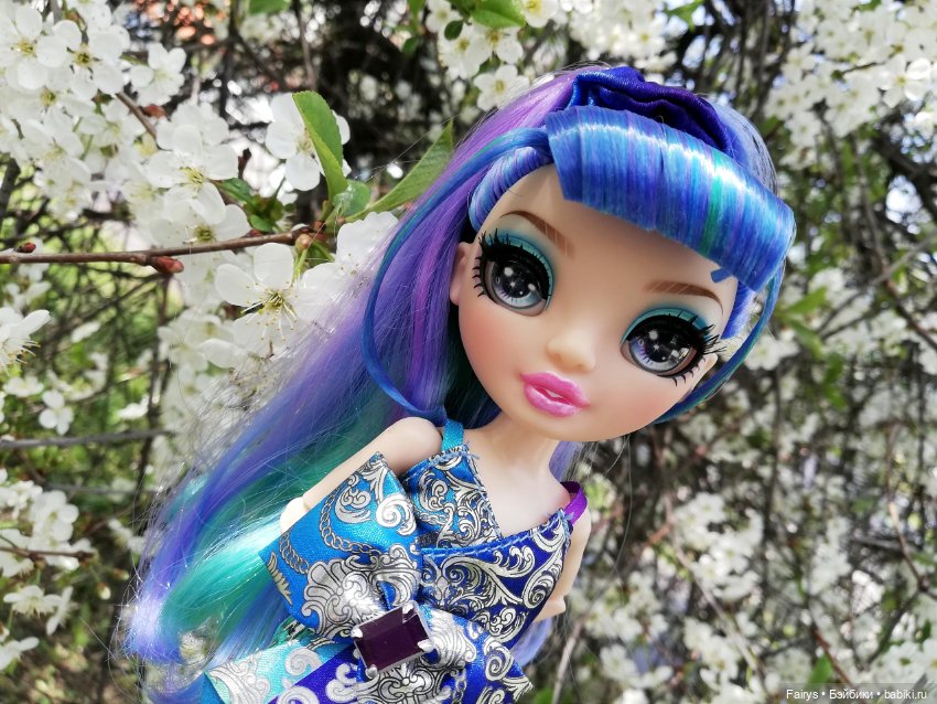 А ты засунул куклу в цветы