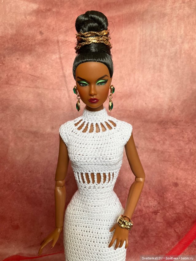 Полукомбинезон и пара платьев для надменной красотки