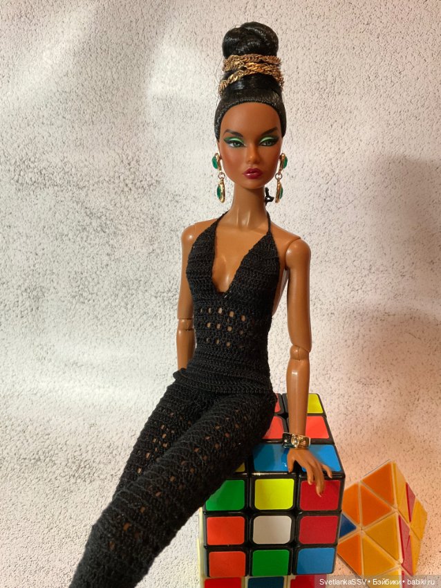 Полукомбинезон и пара платьев для надменной красотки (фото 6)