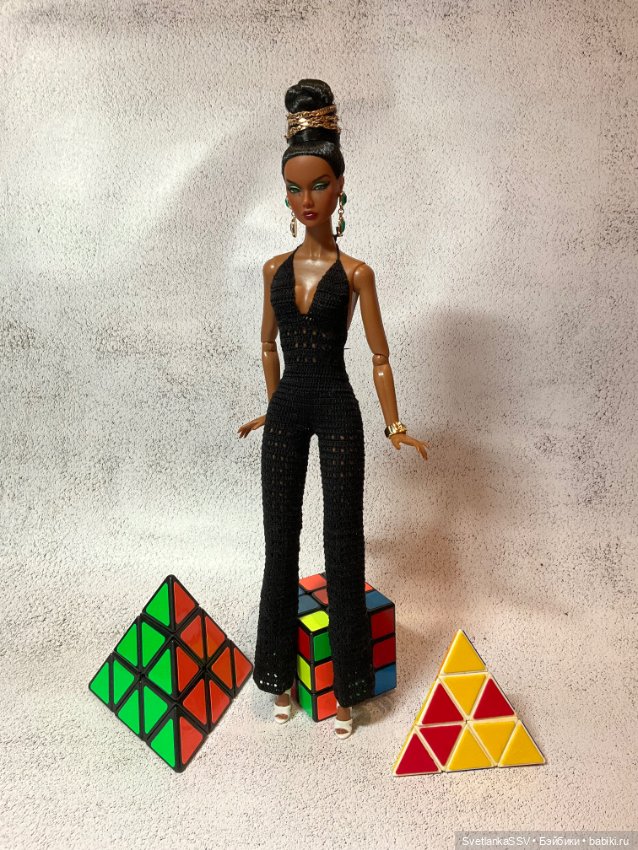 Полукомбинезон и пара платьев для надменной красотки (фото 10)