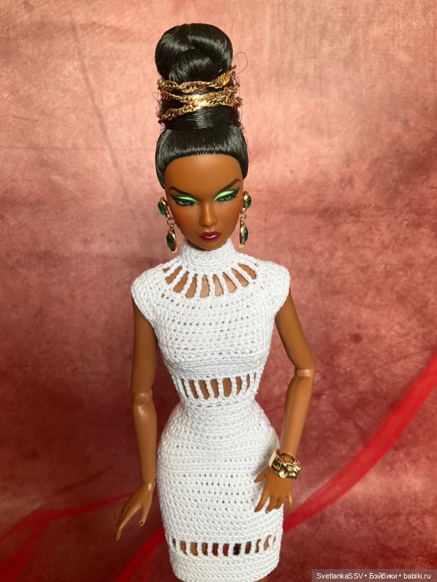 Полукомбинезон и пара платьев для надменной красотки