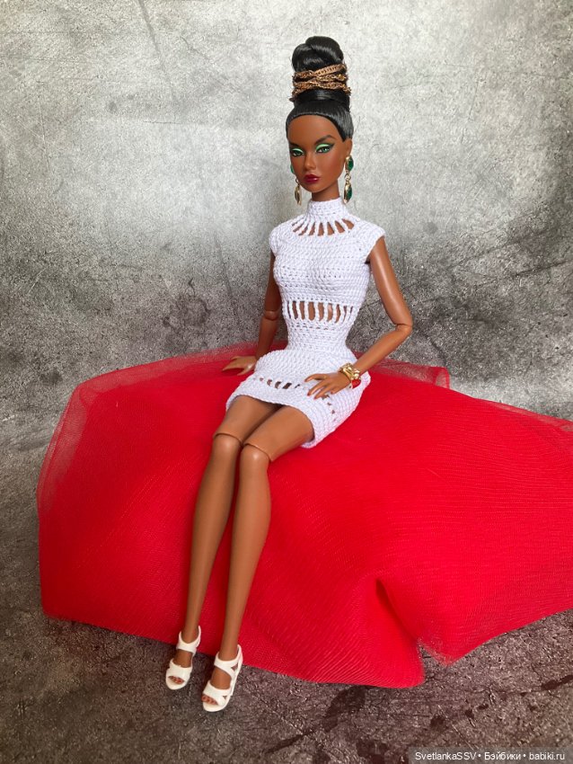 Полукомбинезон и пара платьев для надменной красотки