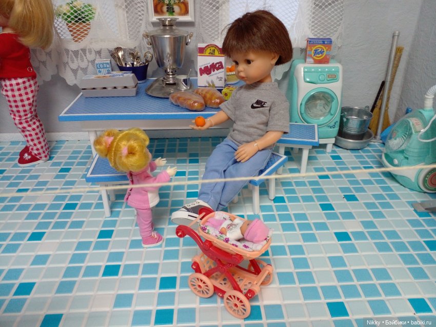 Обычный выходной день в кукольной семейке