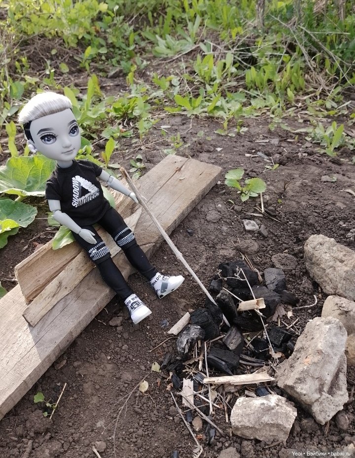 Эш Сильверстоун, Шедоу Хай (MGA , Shadow High) на прогулке)