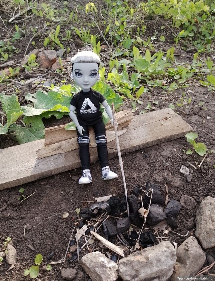 Эш Сильверстоун, Шедоу Хай (MGA , Shadow High) на прогулке)