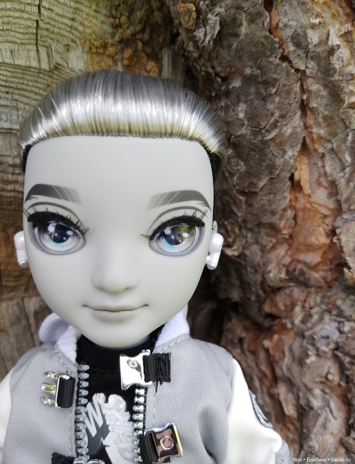 Эш Сильверстоун, Шедоу Хай (MGA , Shadow High) на прогулке)