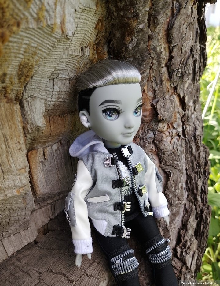 Эш Сильверстоун, Шедоу Хай (MGA , Shadow High) на прогулке)