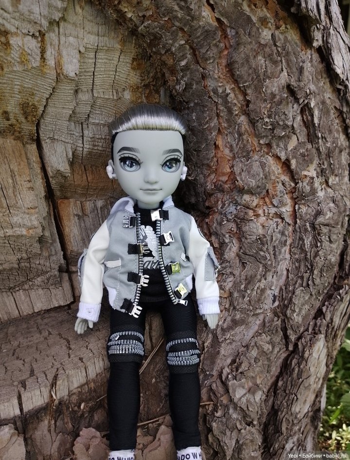 Эш Сильверстоун, Шедоу Хай (MGA , Shadow High) на прогулке)