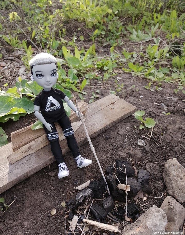 Эш Сильверстоун, Шедоу Хай (MGA , Shadow High) на прогулке)