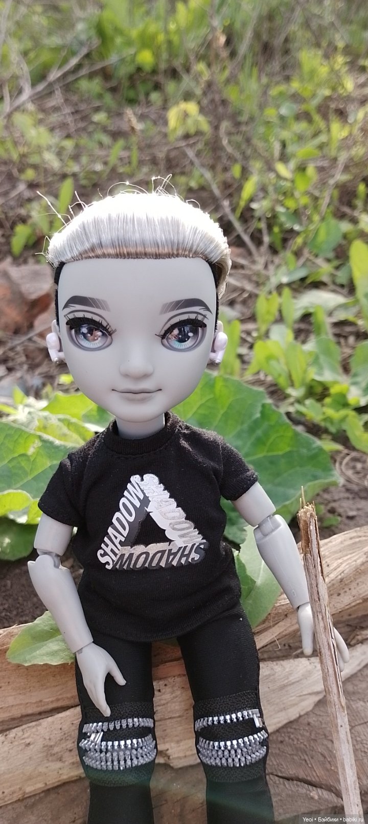 Эш Сильверстоун, Шедоу Хай (MGA , Shadow High) на прогулке)