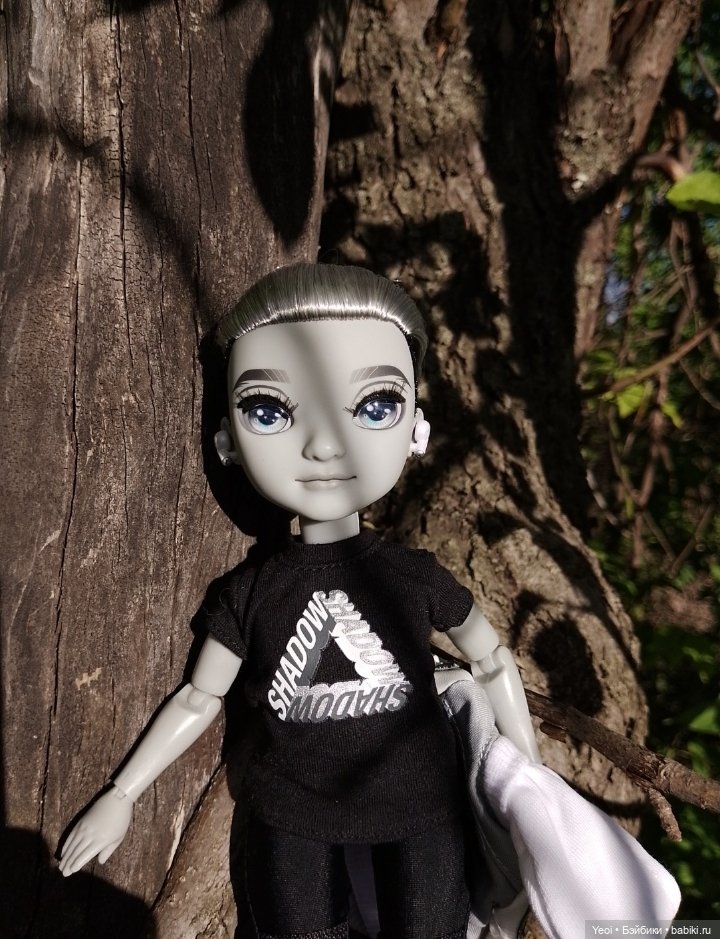 Эш Сильверстоун, Шедоу Хай (MGA , Shadow High) на прогулке)