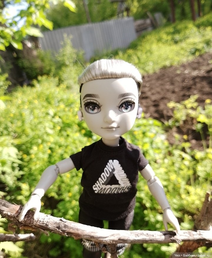 Эш Сильверстоун, Шедоу Хай (MGA , Shadow High) на прогулке)