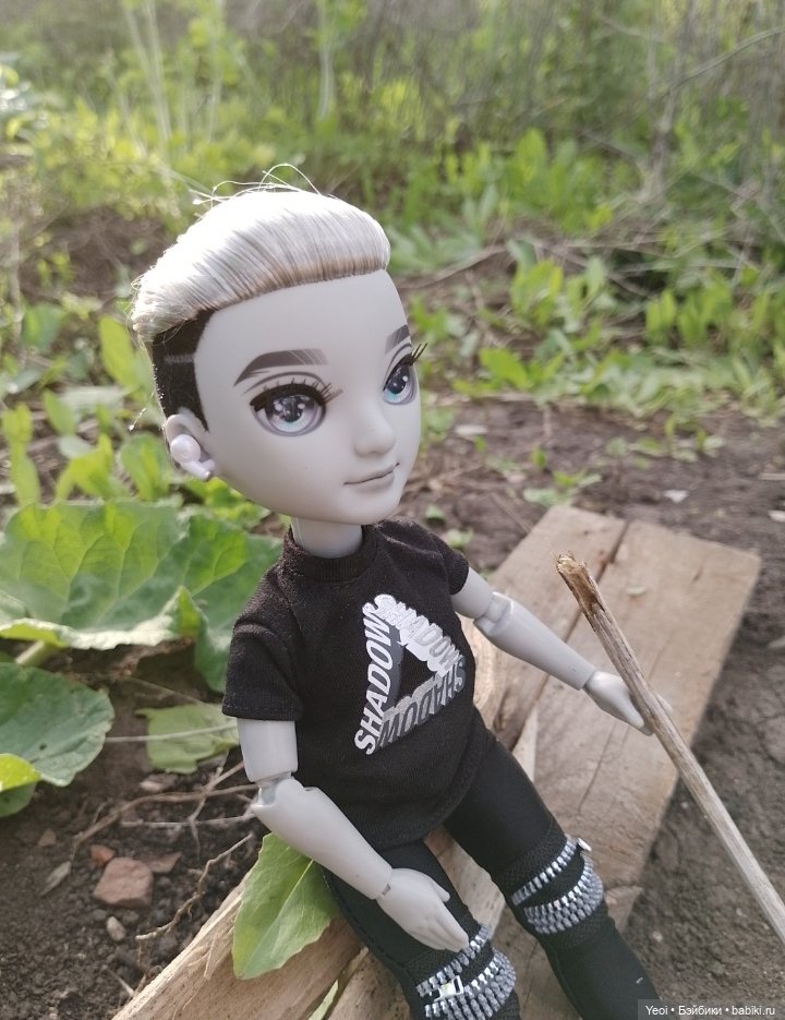 Эш Сильверстоун, Шедоу Хай (MGA , Shadow High) на прогулке)