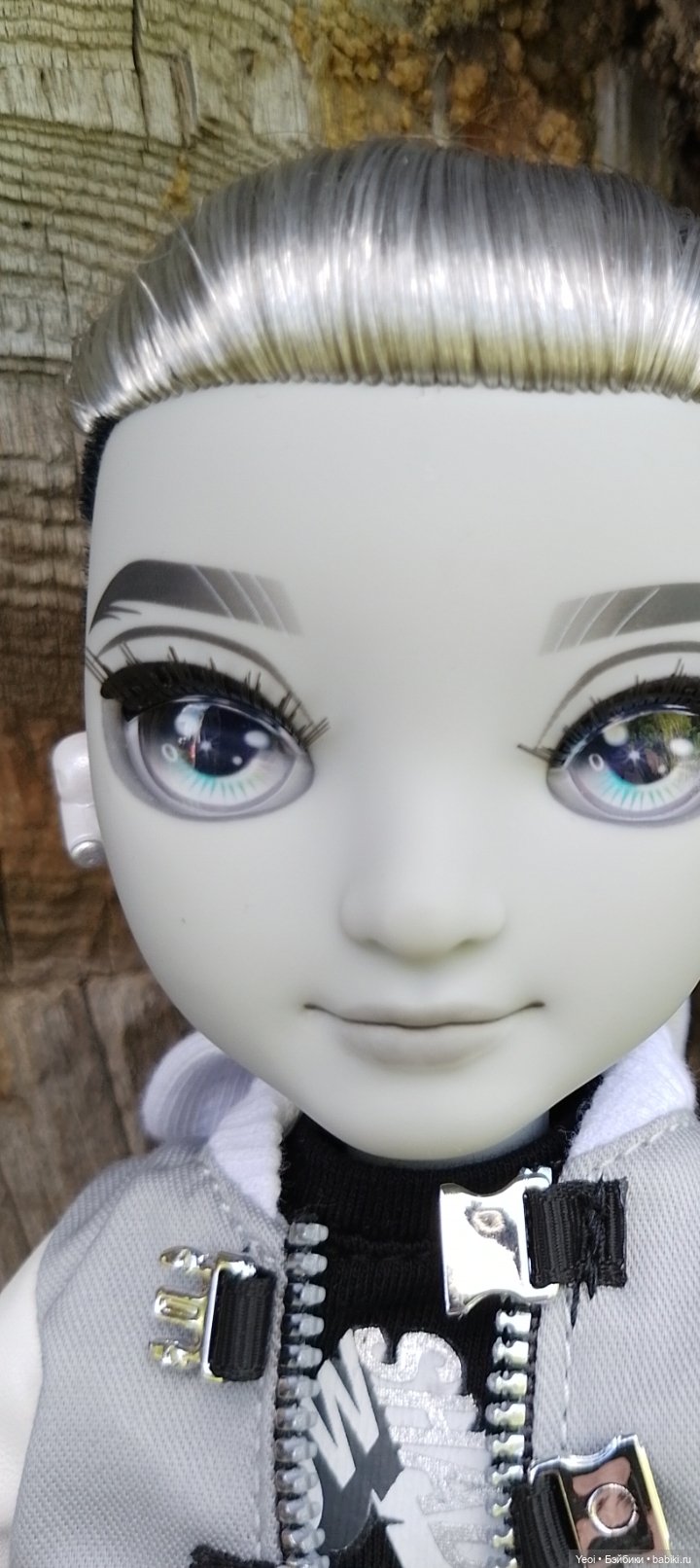 Эш Сильверстоун, Шедоу Хай (MGA , Shadow High) на прогулке)