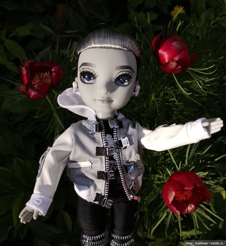 Эш Сильверстоун, Шедоу Хай (MGA , Shadow High) на прогулке)