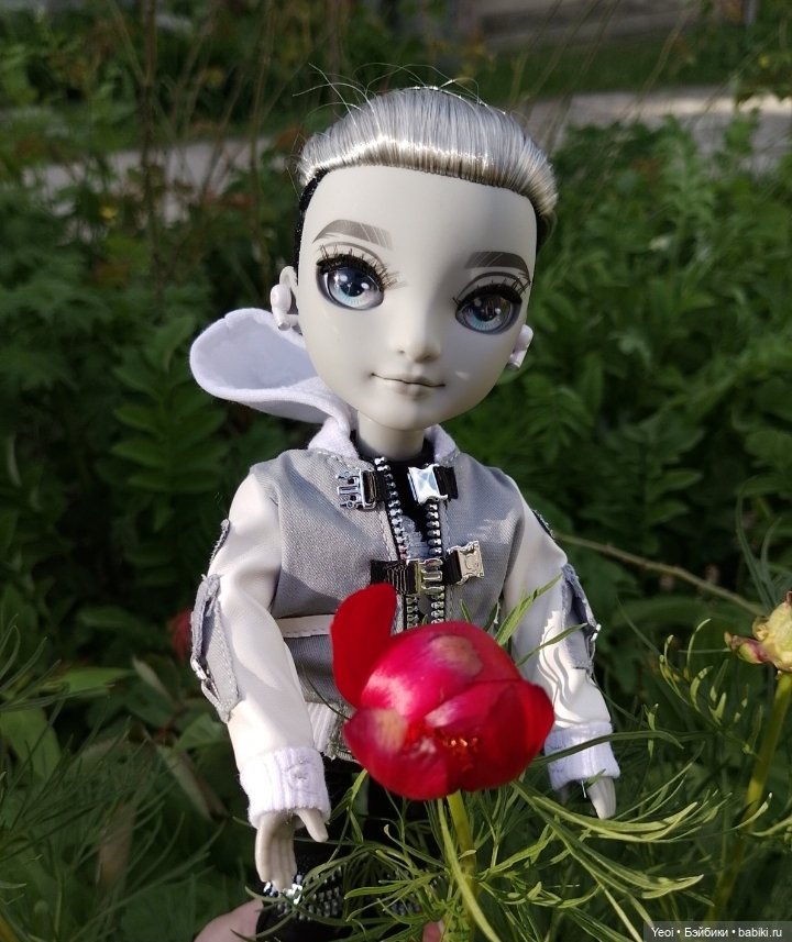 Эш Сильверстоун, Шедоу Хай (MGA , Shadow High) на прогулке)