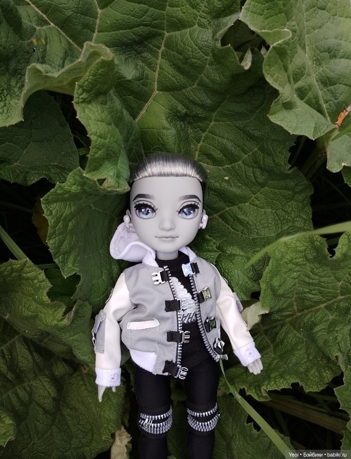 Эш Сильверстоун, Шедоу Хай (MGA , Shadow High) на прогулке)