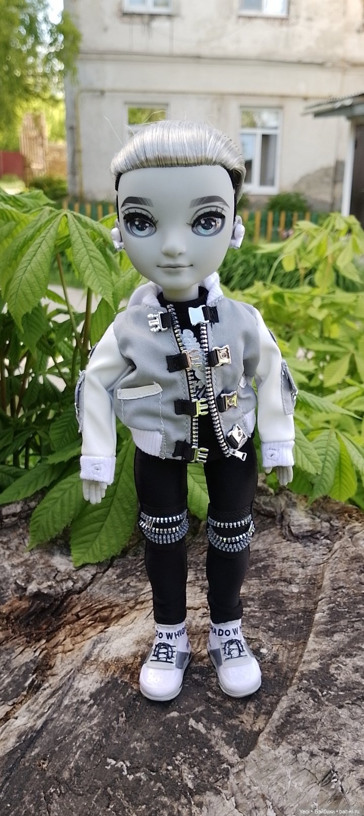 Эш Сильверстоун, Шедоу Хай (MGA , Shadow High) на прогулке)