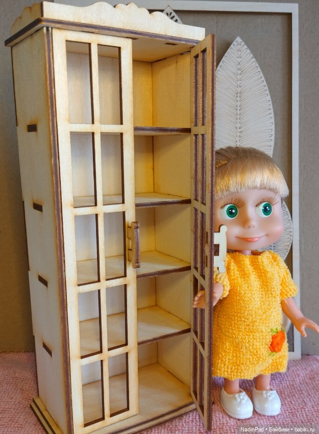 Шкаф-сервант — Куклы Маша и Медведь (Simba): Маша в кармашке (фото 2)