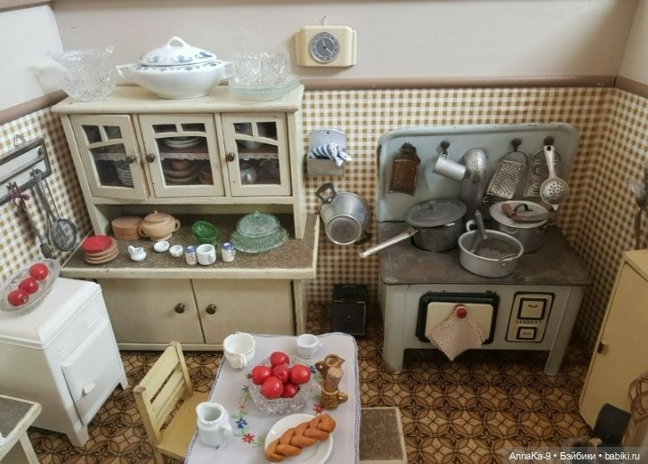 Подборка антикварных белых буфетов для кукол, продолжение