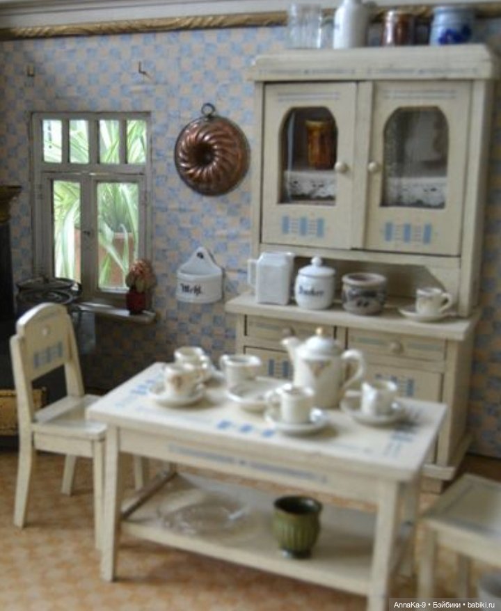 Подборка антикварных белых буфетов для кукол, продолжение