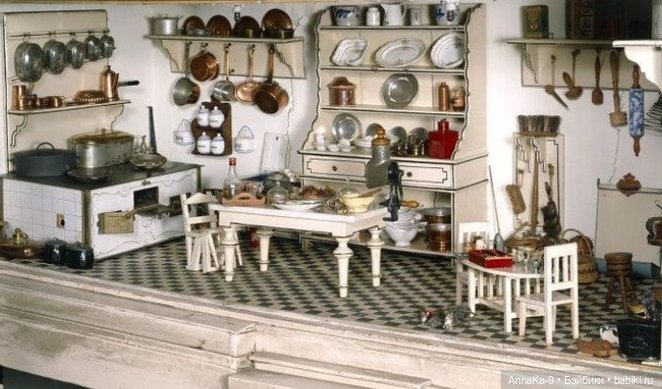 Подборка антикварных белых буфетов для кукол, продолжение