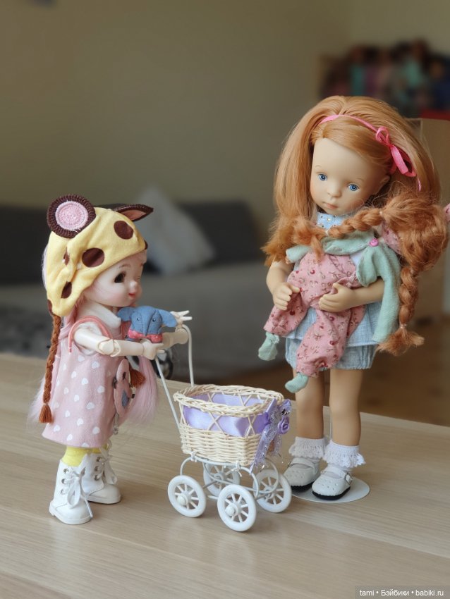 Неспокойная малышка и няньки