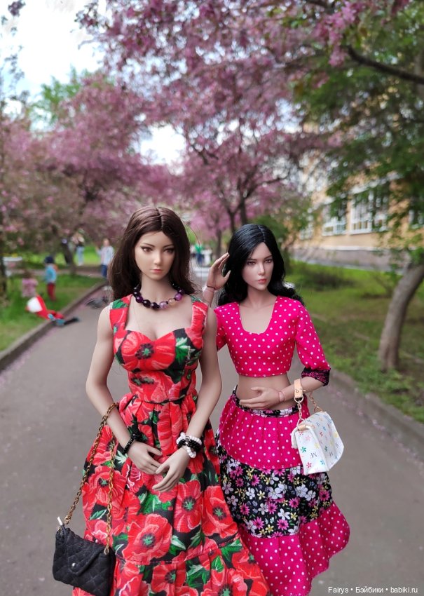 Продолжаем засовывать кукол в цветы и кусты