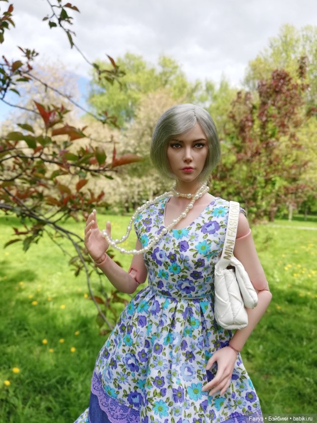 Продолжаем засовывать кукол в цветы и кусты