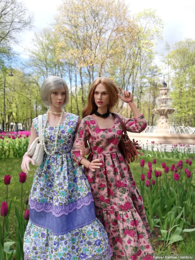 Продолжаем засовывать кукол в цветы и кусты