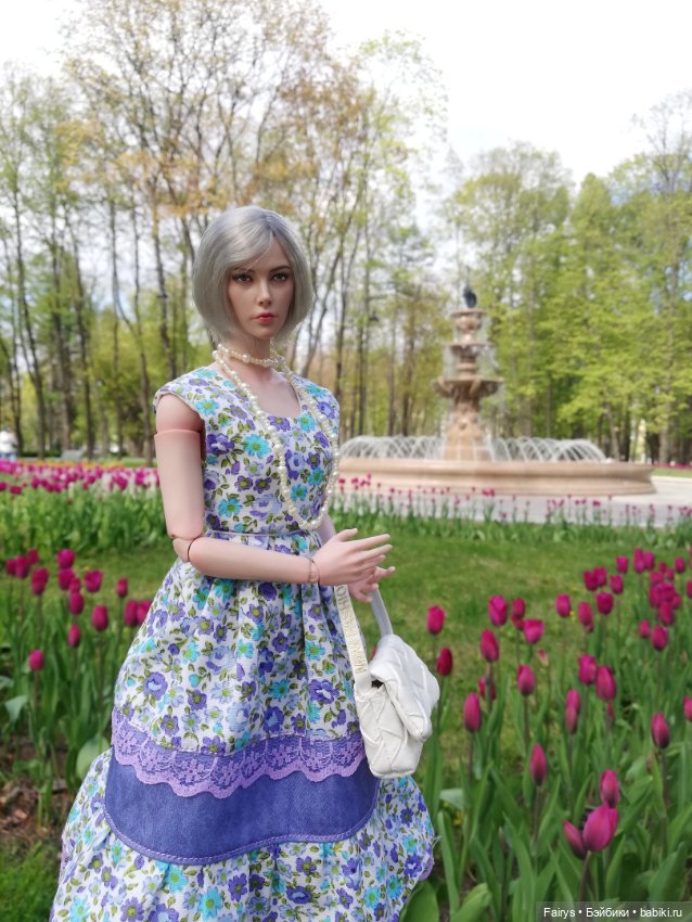 Продолжаем засовывать кукол в цветы и кусты