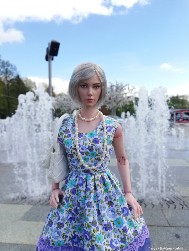 Продолжаем засовывать кукол в цветы и кусты (фото 4)