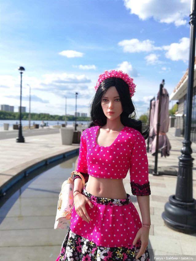 Продолжаем засовывать кукол в цветы и кусты