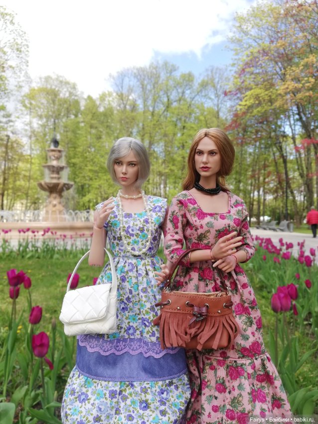 Продолжаем засовывать кукол в цветы и кусты