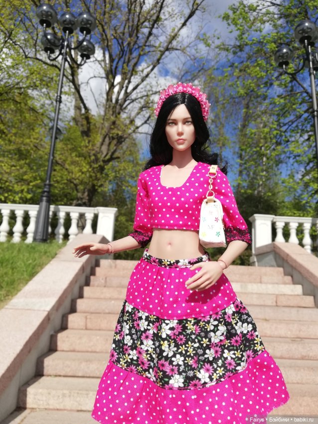 Продолжаем засовывать кукол в цветы и кусты