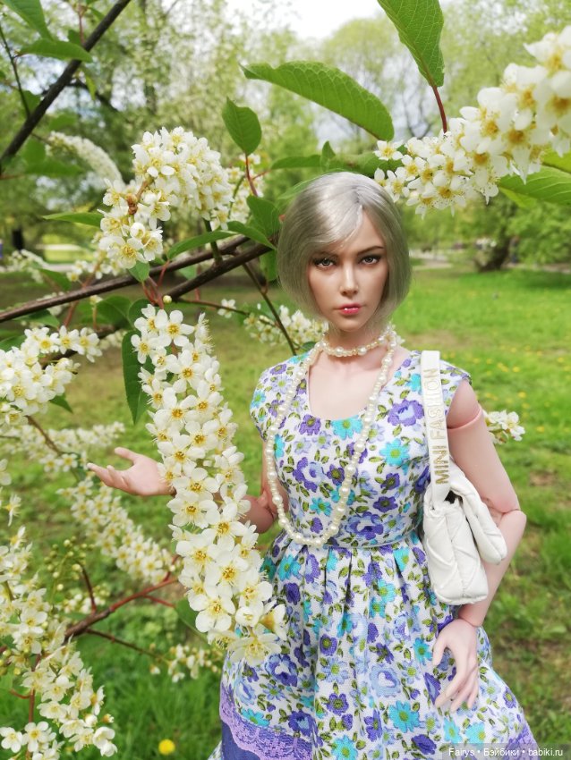 Продолжаем засовывать кукол в цветы и кусты (фото 5)